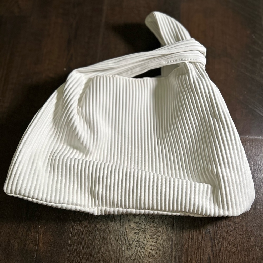 White Ribbed Knot Handle Hand Bag